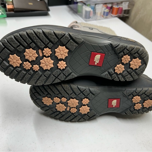 North face snow boots SZ 9 - Picture 3 of 4